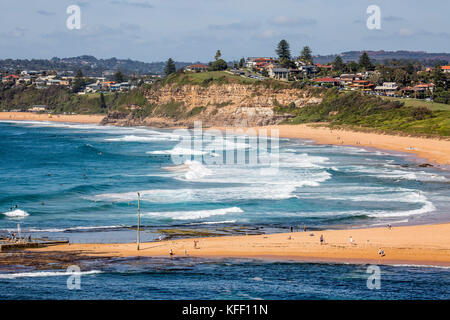 Vista di Mona Vale la spiaggia e la distanza Warriewood Beach a nord di Sydney, Nuovo Galles del Sud, Australia Foto Stock