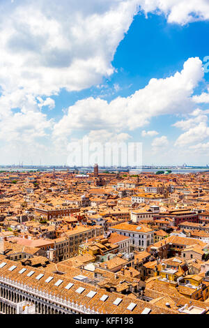 Tetti di Venezia visto dal campanile in Piazza San Marco Foto Stock