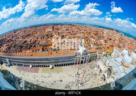 Veduta aerea di Piazza San Marco (Piazza San Marco) a Venezia, Italia. Prospettiva obiettivo fisheye. Foto Stock