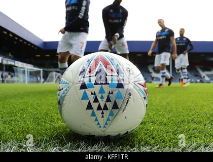 Una visione generale di una palla EFL mentre i Queens Park Rangers si riscaldano prima del calcio durante la partita del campionato Sky Bet a Loftus Road, Londra. Foto Stock