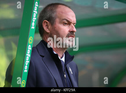 Kilmarnock manager Steve Clarke durante la Ladbrokes Premiership scozzese corrispondono al Celtic Park di Glasgow. Foto Stock