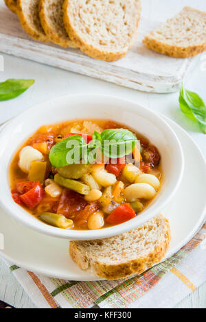 Casalingo italiano minestrone con basilico - sani caldi fatti in casa dieta vegetariana pasto vegano zuppa di cibo Foto Stock