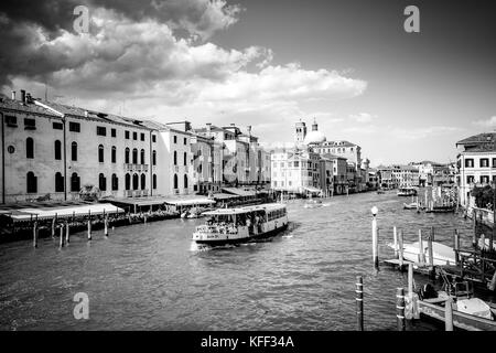 Un vaporetto sul Canal Grande a Venezia, Italia Foto Stock