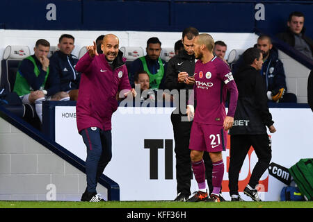 Il manager della città di Manchester Pep Guardiola (a sinistra) dà istruzioni al David Silva di Manchester City durante la partita della Premier League a Hawthorns, West Bromwich. Foto Stock