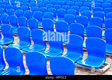 Sacco di vuoto in plastica blu posti a sedere in una fila Foto Stock