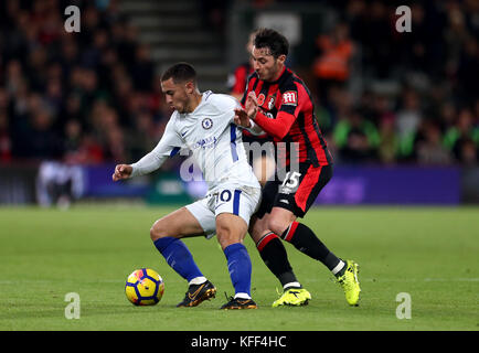 Eden Hazard di Chelsea (a sinistra) e Adam Smith di AFC Bournemouth combattono per la palla durante la partita della Premier League al Vitality Stadium di Bournemouth. Foto Stock