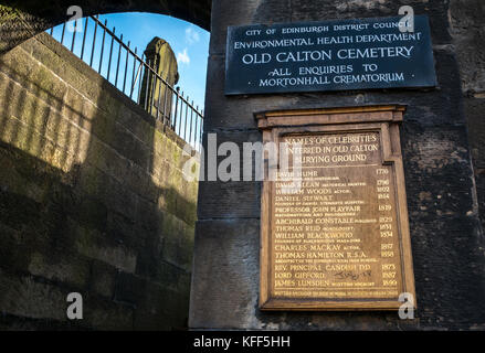 Ingresso al vecchio Calton seppellimento cimitero di massa, Edimburgo, Scozia, con un gilt elenco di nomi di persone celebri sepolti, compresi David Hume Foto Stock