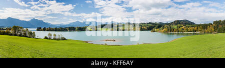 Ampio angolo di vista panoramica al paesaggio rurale in Baviera con montagne delle Alpi e del lago di Forggensee Foto Stock