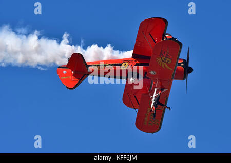 Wingwalker danielle durante il volo atene settimana 2017 air-show di tanagra Air Force Base in Grecia Foto Stock