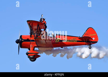 Wingwalker Danielle durante lo show aereo Athens Flying Week 2017 nella base dell'aeronautica di Tanagra, Grecia Foto Stock