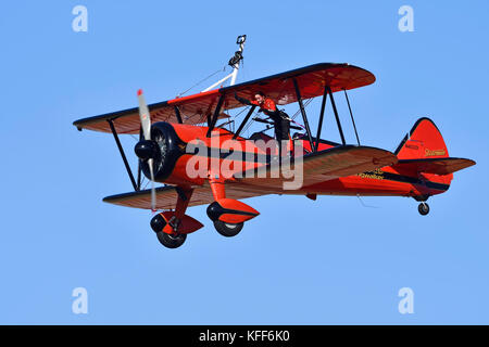 Wingwalker Danielle durante lo show aereo Athens Flying Week 2017 nella base dell'aeronautica di Tanagra, Grecia Foto Stock