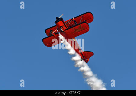 Wingwalker Danielle durante lo show aereo Athens Flying Week 2017 nella base dell'aeronautica di Tanagra, Grecia Foto Stock