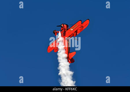 Wingwalker Danielle durante lo show aereo Athens Flying Week 2017 nella base dell'aeronautica di Tanagra, Grecia Foto Stock