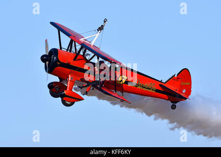 Wingwalker Danielle durante lo show aereo Athens Flying Week 2017 nella base dell'aeronautica di Tanagra, Grecia Foto Stock