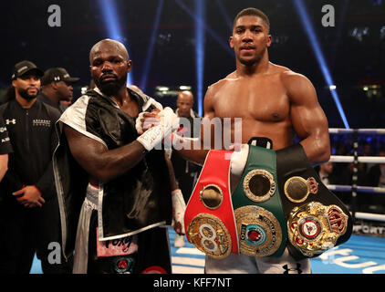 Anthony Joshua festeggia la vittoria su Carlos Takam dopo il titolo IBF World Heavyweight, IBO World Heavyweight Title e WBA Super World Heavyweight Title al Principato di Cardiff. Foto Stock