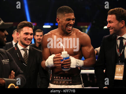 Anthony Joshua festeggia la vittoria su Carlos Takam durante il titolo IBF World Heavyweight, IBO World Heavyweight Title e WBA Super World Heavyweight Title al Principato di Cardiff. Foto Stock