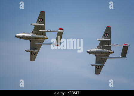 Due de Havilland vampiro è in formazione a Dunsfold Ali & Ruote, Regno Unito il 26/8/17. Foto Stock