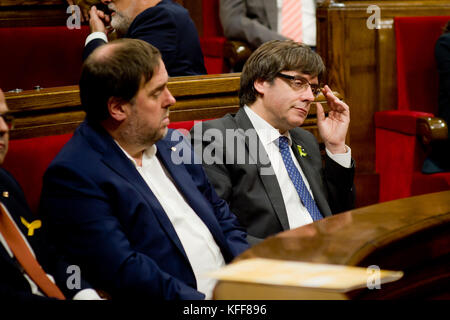 Barcellona, in Catalogna, Spagna. 27 ott 2017. ottobre 27, 2017 - Barcellona, in Catalogna, Spagna - Presidente catalano carles puigdemont (r) assiste presso la sala plenaria del Parlamento catalano. Catalogna il parlamento regionale ha approvato una mozione dicendo che stanno stabilendo un indipendente repubblica catalana credito: jordi boixareu/alamy live news Foto Stock