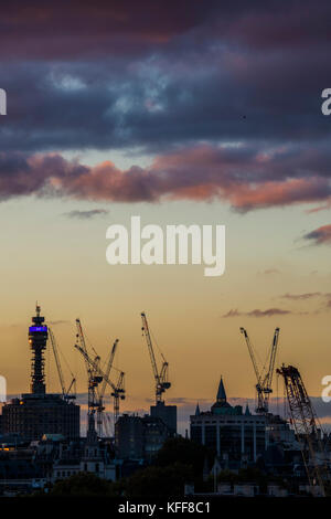 Londra, Regno Unito. 27 ott 2017. Il sole tramonta sul fiume Tamigi, come si vede dalla Tate ModernLondon 27 set 2017. Credito: Guy Bell/Alamy Live News Foto Stock