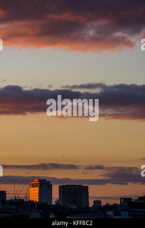 Londra, Regno Unito. 27 ott 2017. Il sole tramonta sul fiume Tamigi, come si vede dalla Tate ModernLondon 27 set 2017. Credito: Guy Bell/Alamy Live News Foto Stock