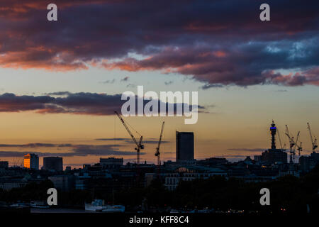 Londra, Regno Unito. 27 ott 2017. Il sole tramonta sul fiume Tamigi, come si vede dalla Tate ModernLondon 27 set 2017. Credito: Guy Bell/Alamy Live News Foto Stock