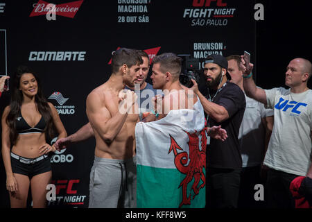 Sao Paulo, Sao Paulo, Brasile. 27 ott 2017. Gli avversari ANTONIO CARLOS JR di Brasile e JACK MARSHMAN del Galles del Sud face off durante l'UFC pesare-in caso all'interno della palestra di Ibirapuera in Sao Paulo, Brasile. Credito: Paulo Lopes/ZUMA filo/Alamy Live News Foto Stock