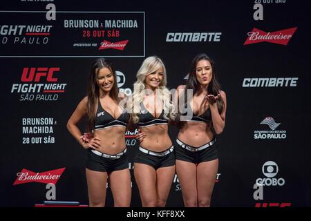 Sao Paulo, Sao Paulo, Brasile. 27 ott 2017. L'Octagon girls dopo la UFC pesare-in caso all'interno della palestra di Ibirapuera in Sao Paulo, Brasile. Credito: Paulo Lopes/ZUMA filo/Alamy Live News Foto Stock