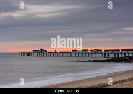 Southwold Regno Unito il 28 ottobre 2017. Una torbida e fresh start sulla East Anglian costa a tramonto sul Mare del Nord da Southwold Pier. Una fredda nord ovest breeze ha portato a temperature autunnali fino a circa 9 gradi. Credito Eales Julian/Alamy Live News Foto Stock