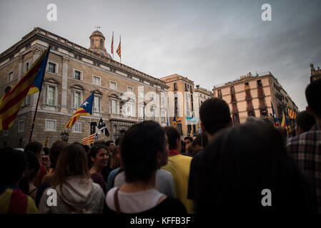 Barcellona, Spagna. 27 Ott 2017. Migliaia di persone celebrano la proclamazione della Repubblica di Catalogna in Piazza Sant Jaume, chiedendo anche la libertà di Jordi Sánchez e Jordi Cuixart. Il Parlamento catalano ha proclamato, dopo un voto, la formazione della Catalogna come nuovo Stato nel pomeriggio del 27 ottobre, di fronte alla sede del governo catalano. Poche ore dopo il governo spagnolo ha annunciato l'intervento della Catalogna con la cessazione di tutto il governo e l'intervento della polizia regionale. Credit: Carles Desfilis / Alamy Live News Foto Stock