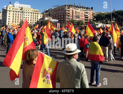 Madrid, Spagna. 28 ottobre 2017. Migliaia di nazionalisti spagnoli si riuniscono per protestare contro l'indipendenza della Catalogna a Madrid, Spagna, 28 ottobre 2017. La folla cantava "lunga vita alla Spagna" ma anche "lunga vita alla Catalogna". Crediti: Thomas Müller/dpa/Alamy Live News Foto Stock