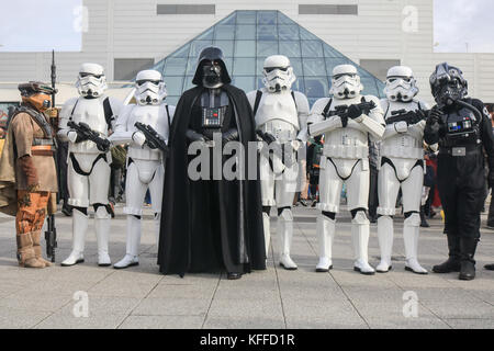 Londra Regno Unito. Il 28 ottobre 2017. i partecipanti vestiti come star wars stormtroopers frequentare il secondo giorno dei tre giorni della manifestazione presso la XXXII mcm comic con convenzione che viene eseguito al centro excel london credit: amer ghazzal/alamy live news Foto Stock