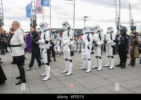 Londra Regno Unito. Il 28 ottobre 2017. i partecipanti vestiti come star wars stormtroopers frequentare il secondo giorno dei tre giorni della manifestazione presso la XXXII mcm comic con convenzione che viene eseguito al centro excel london credit: amer ghazzal/alamy live news Foto Stock