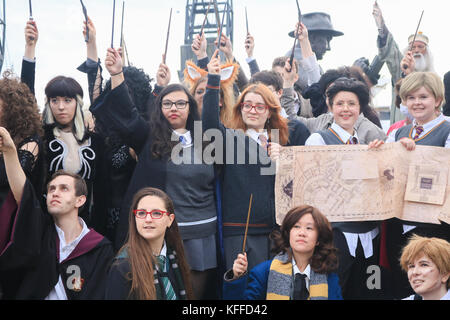 Londra Regno Unito. 28 ottobre 2017.I partecipanti vestiti come harry potter carattere sulla seconda giornata della tre giorni di manifestazione in occasione della trentaduesima mcm comic con convenzione che viene eseguito al centro excel london credit: amer ghazzal/alamy live news Foto Stock