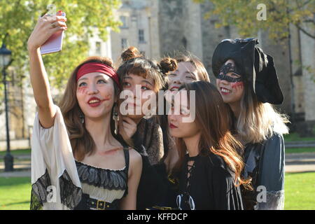 Bristol, Regno Unito. 28 ott 2017. Migliaia di persone si è rivelato per la Bristol Zombie a piedi che è iniziato il College green.Credit: Robert Timoney/Alamy Live News Foto Stock