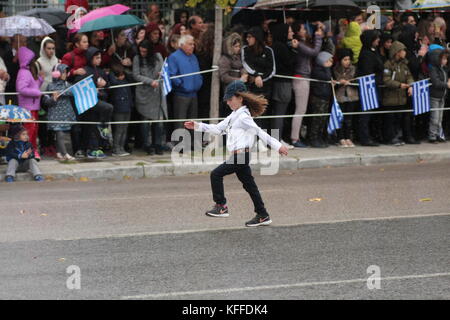 Salonicco, Grecia, 28 ottobre 2017. Un bambino partecipa a una parata durante le celebrazioni che segnano la Giornata Nazionale greca 'Oxi' (No), commemorando il rifiuto della Grecia di accettare l'ultimatum fatto dal dittatore fascista italiano Mussolini nel 1940 durante la seconda Guerra Mondiale Credit : Orhan Tsolak / Alamy Live News Foto Stock