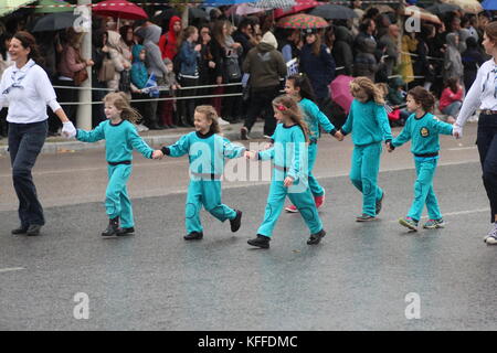 Salonicco, Grecia, 28 ottobre 2017. I bambini prendono parte a una sfilata durante le celebrazioni che segnano la Giornata nazionale greca 'Oxi' (No), commemorando il rifiuto della Grecia di accettare l'ultimatum fatto dal dittatore fascista italiano Mussolini nel 1940 durante la seconda guerra mondiale Credit : Orhan Tsolak / Alamy Live News Foto Stock