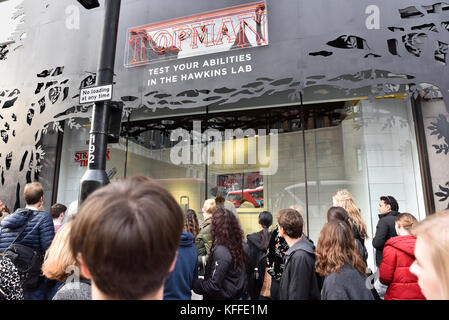 Oxford Street, Londra, Regno Unito. 28 ottobre 2017. Promozione Topshop per la nuova serie della serie TV cult Stranger Things. Crediti: Matthew Chattle/Alamy Live News Foto Stock