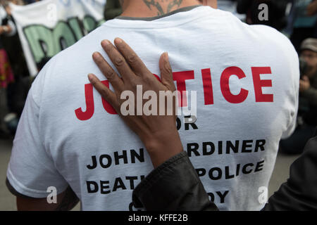 Londra, Regno Unito. 28 ott 2017. Londra, UK 28 Ottobre 2017 Un uomo è confortato durante una dimostrazione per ricordare coloro che sono morti sotto la custodia della polizia. Credito: Thabo Jaiyesimi/Alamy Live News Foto Stock