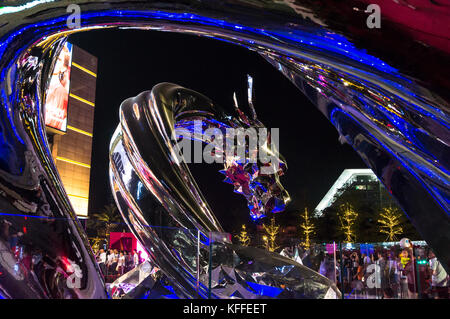 Testa di drago scultura di metallo svelata a grande apertura di uniwalk, un cinese mega centro commerciale di Shenzhen, Cina Foto Stock