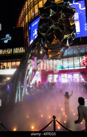 Testa di drago scultura di metallo svelata a grande apertura di uniwalk, un cinese mega centro commerciale di Shenzhen, Cina Foto Stock