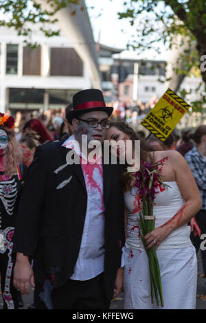 Bristol, Regno Unito. 28 ott 2017. Centinaia di persone in giro per la decima edizione della Bristol Zombie a piedi Credito: Rob Hawkins/Alamy Live News Foto Stock