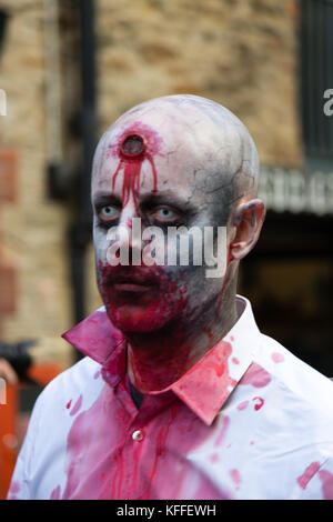 Bristol, Regno Unito. 28 ott 2017. Centinaia di persone in giro per la decima edizione della Bristol Zombie a piedi Credito: Rob Hawkins/Alamy Live News Foto Stock