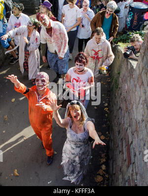 Bristol, Regno Unito. 28 ott 2017. persone vestite come gli zombie sono illustrati in quanto essi possono partecipare in uno zombie a piedi attraverso il centro della citta'. Foto Stock