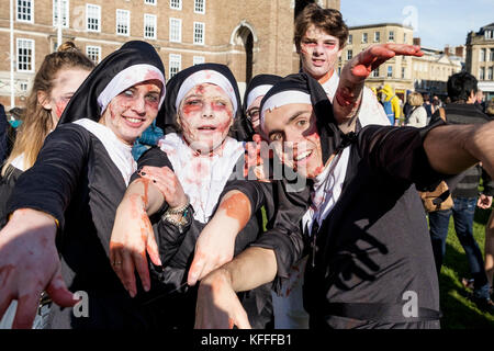 Bristol, Regno Unito. 28 ott 2017. persone vestite come gli zombie sono illustrati in quanto essi possono partecipare in uno zombie a piedi attraverso il centro della citta'. Foto Stock