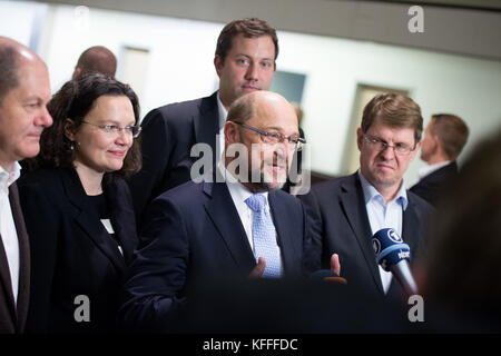 Amburgo, Germania. 28 ottobre 2017. Il capo della SPD Martin Schulz (C) tiene un discorso alla conferenza regionale del partito ad Amburgo, Germania, il 28 ottobre 2017. Accanto a lui ci sono il sindaco di Amburgo Olaf Scholz (L-R), il capo del gruppo parlamentare del partito Andrea Nahles, il segretario generale Lars Klingbeil e il capo del partito in Schleswig-Holstein Ralf Stegner. Credito: Daniel Reinhardt/dpa/Alamy Live News Foto Stock