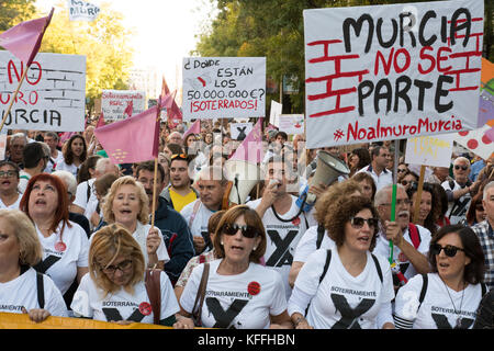 Madrid, Spagna. 28 Ottobre 2017. Thounsands ha partecipato alla manifestazione tenutasi a Madrid che rivendica la sepoltura della ferrovia di Murcia. © Valentin Sama-Rojo/Alamy Live News. Foto Stock