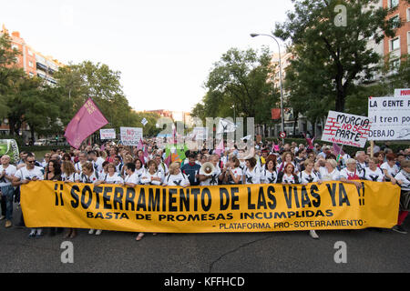 Madrid, Spagna. 28 Ottobre 2017. Thounsands ha partecipato alla manifestazione tenutasi a Madrid che rivendica la sepoltura della ferrovia di Murcia. © Valentin Sama-Rojo/Alamy Live News. Foto Stock