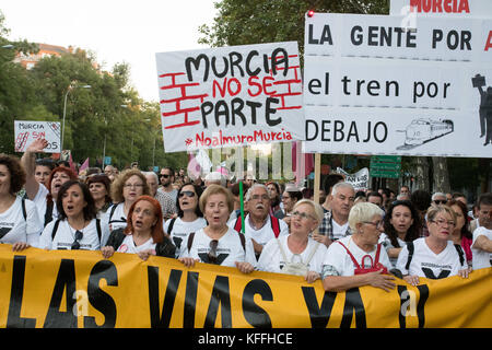 Madrid, Spagna. 28 Ottobre 2017. Manifestanti che portano cartelli che sostengono di non dividere Murcia a causa delle vie ferroviarie, durante la manifestazione tenutasi a Madrid che rivendica la sepoltura della ferrovia di Murcia. © Valentin Sama-Rojo/Alamy Live News. Foto Stock