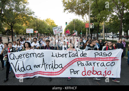 Madrid, Spagna. 28 Ottobre 2017. Thounsands ha partecipato alla manifestazione tenutasi a Madrid che rivendica la sepoltura della ferrovia di Murcia. © Valentin Sama-Rojo/Alamy Live News. Foto Stock