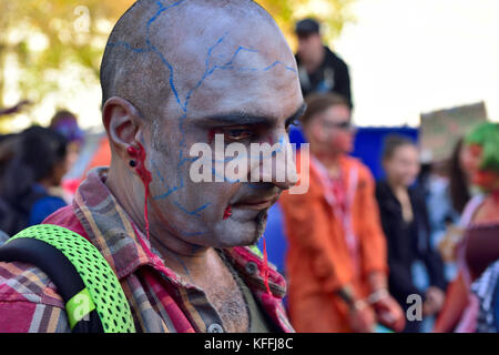 Bristol, Regno Unito. 28 ott 2017. Decima edizione della Bristol Zombie a piedi prima di Halloween sabato 28 ottobre 2017, Bristol, Regno Unito. Credit: Charles Stirling/Alamy Live News Foto Stock